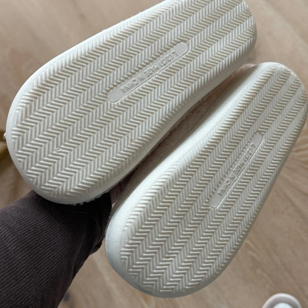 Kensie Girls White Fuzzy Slippers with Smiley Face size 2/3 but runs smaller